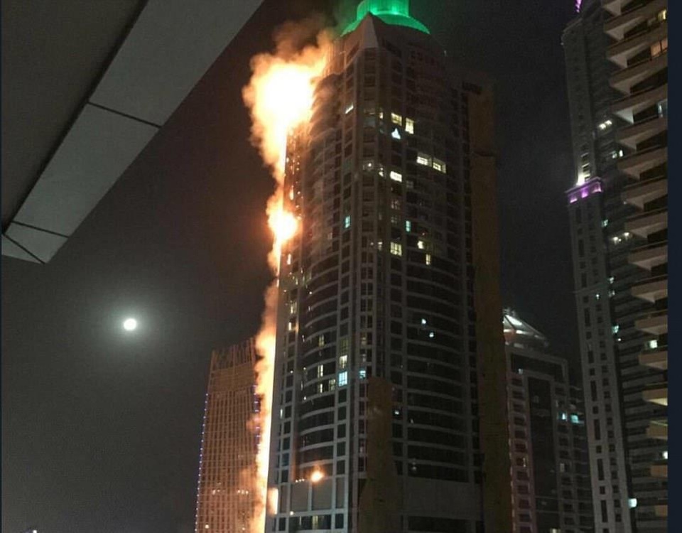 Cô giáo trẻ kể khoảnh khắc kinh hoàng thoát hỏa hoạn chung cư 79 tầng - 1 
Hỏa hoạn lan rộng ít nhất 40 tầng của tòa nhà. (Ảnh: Dailymail)