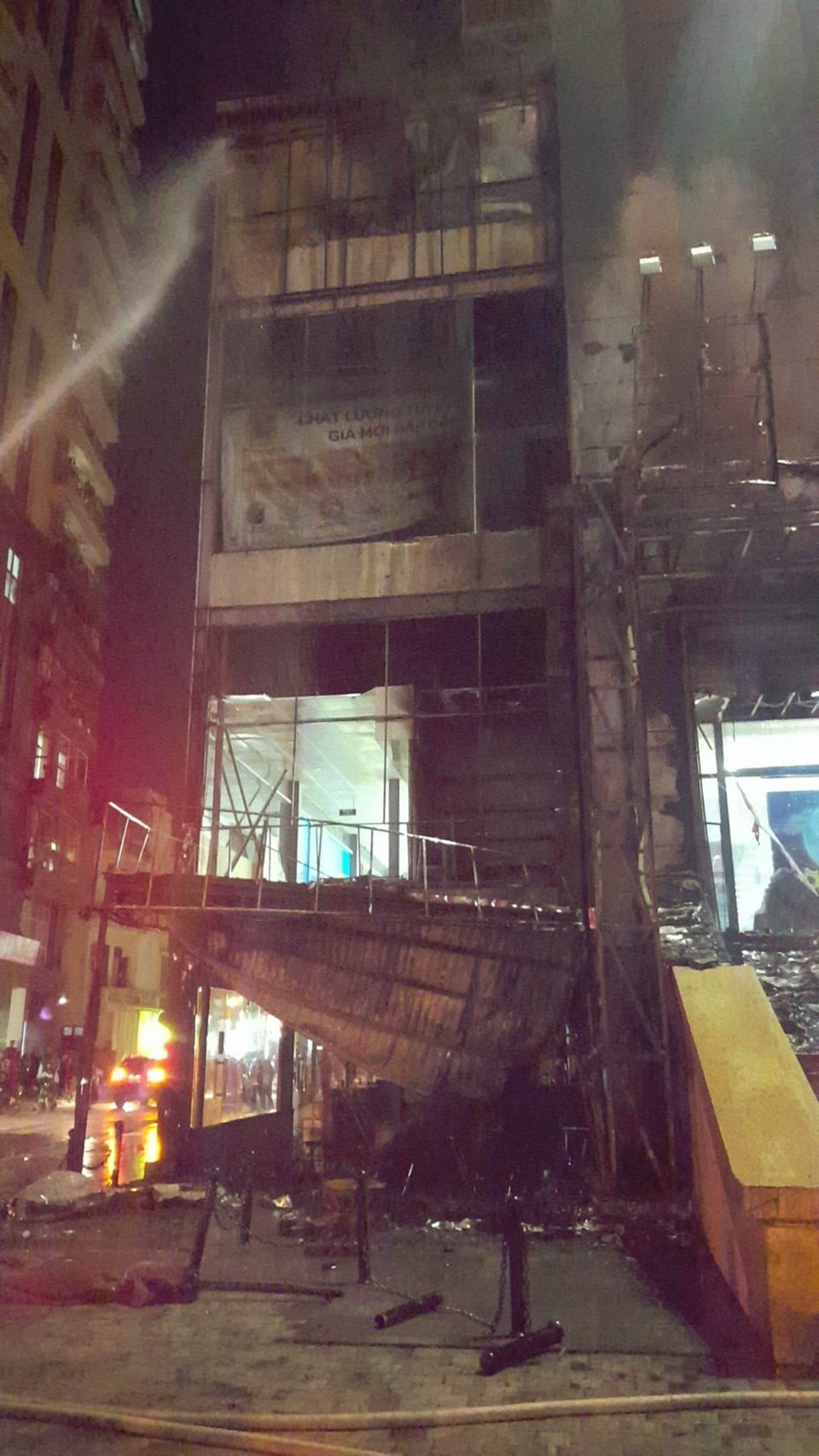 Cháy lớn tại quán trà sữa ở Hồ Gươm Plaza - 3 Cháy lớn tại quán trà sữa ở Hồ Gươm Plaza - 3