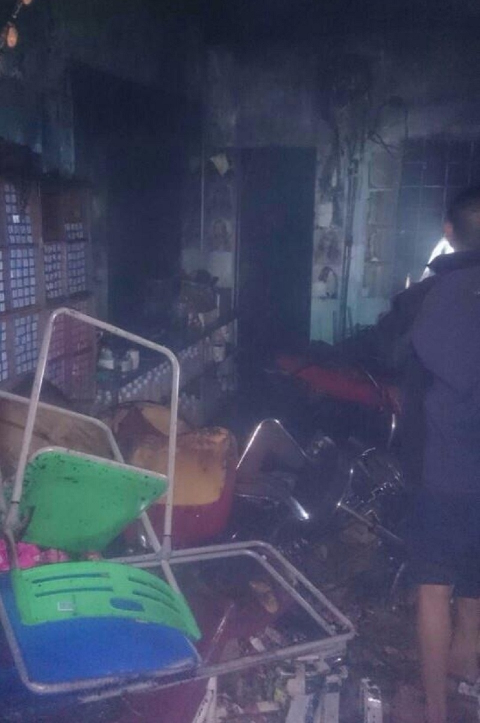 Mỹ phẩm và thiết bị trang thiết bị nghề tóc bị thiêu rụi và hư hỏng. (Ảnh P.L)