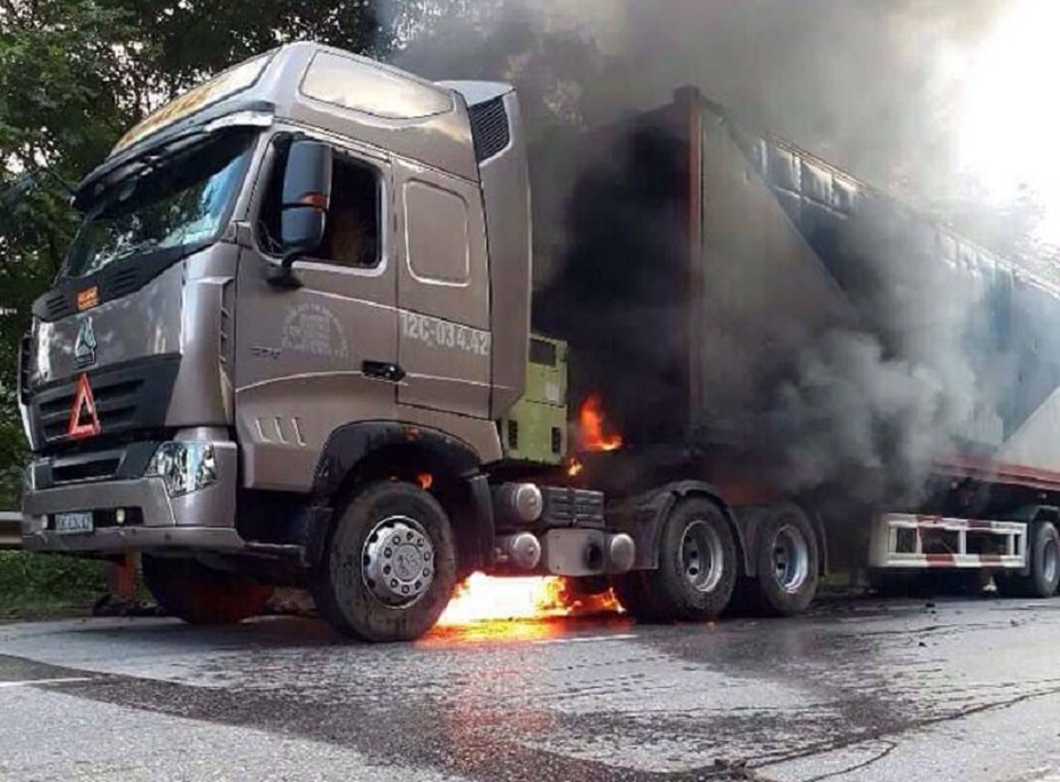 Xe container bốc cháy, hàng trăm người lao vào dập lửa - 1 Chiếc xe bất ngờ bốc cháy. (Ảnh X.V)