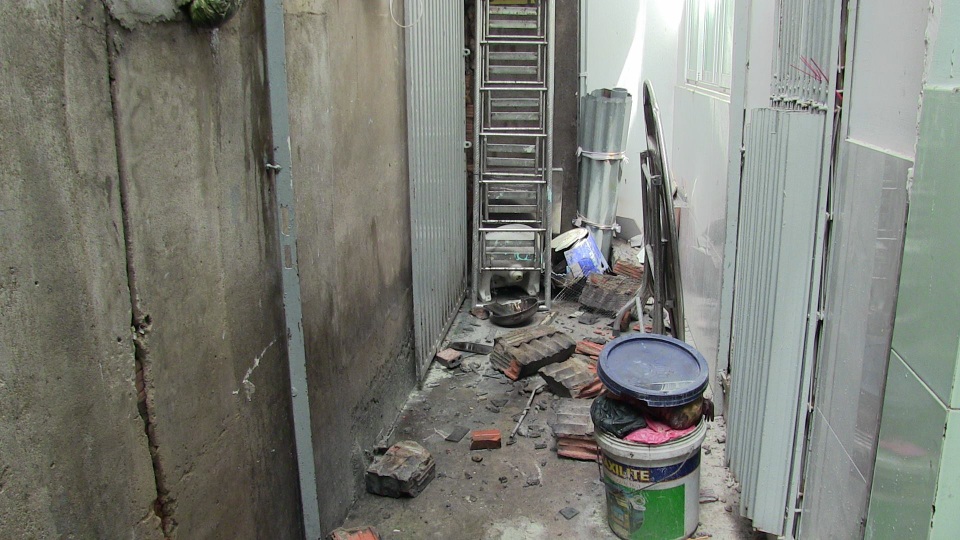 Phá cửa cứu đôi vợ chồng trong cửa hàng thời trang bốc cháy - 2 Người dân phá cửa bên hông nhà để cứu hai vợ chồng