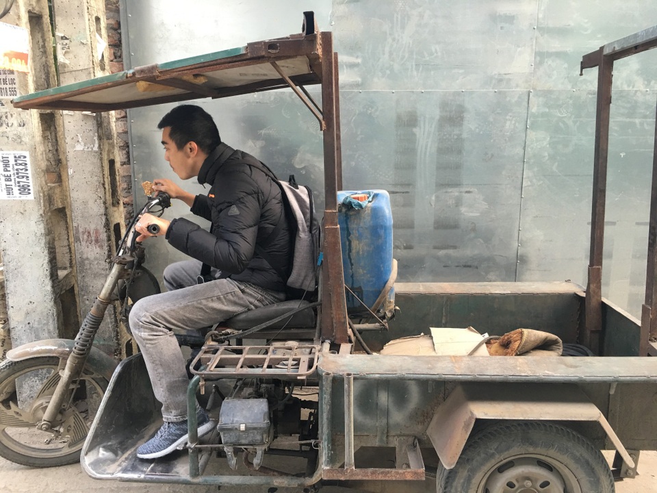 Chạy xe ba gác trong làng nghề, lương tháng ngang giám đốc - 4 Nhiều người khá thích thú vì đã từ lâu rồi không nhìn thấy xe ba gác