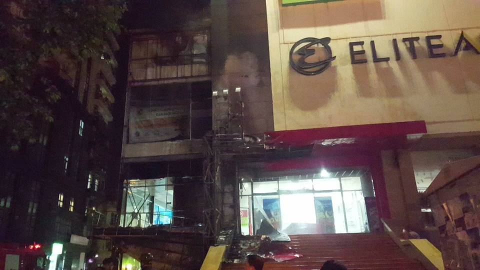 Cháy lớn tại quán trà sữa ở Hồ Gươm Plaza - 4 Cháy lớn tại quán trà sữa ở Hồ Gươm Plaza - 4