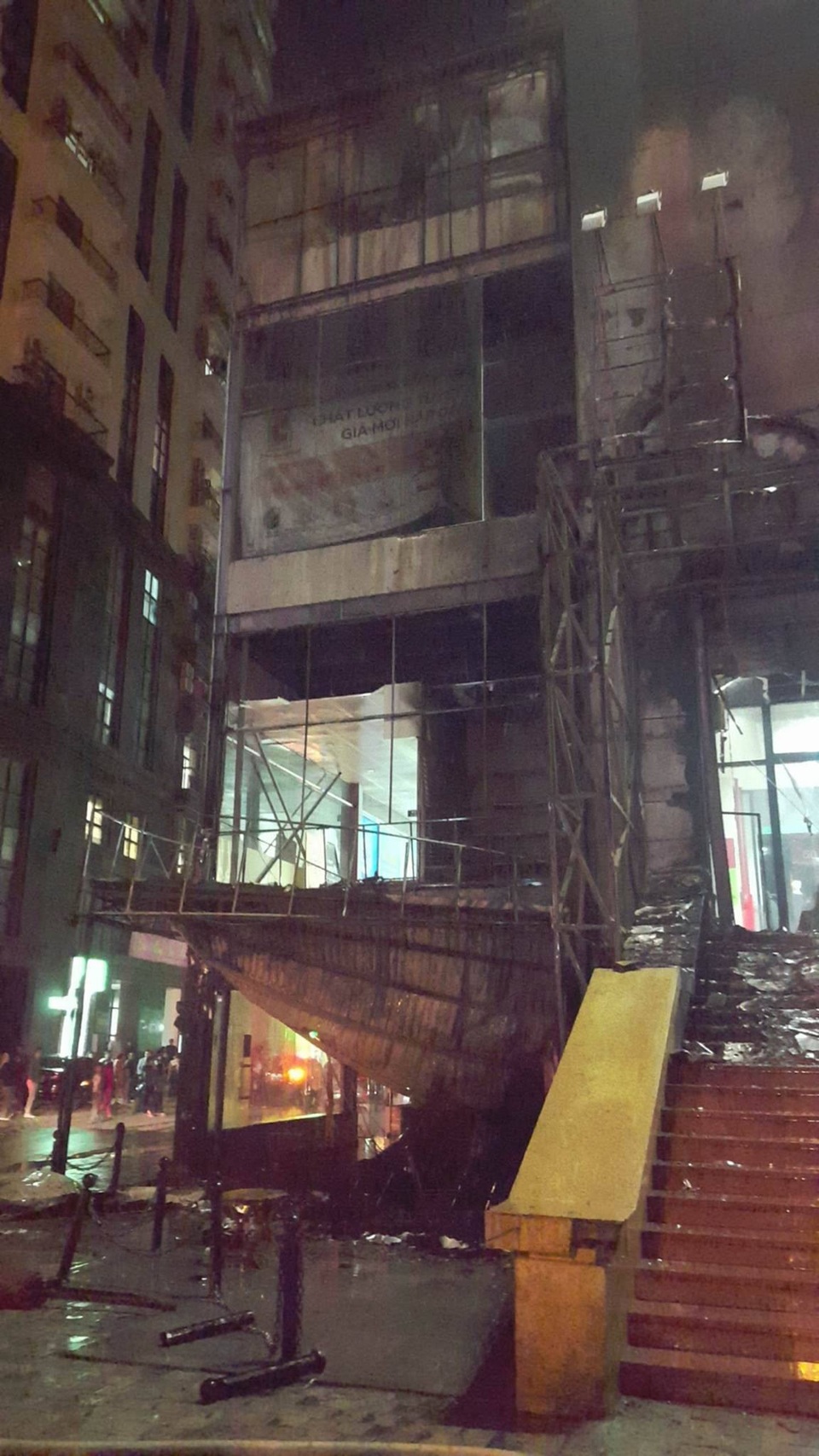 Cháy lớn tại quán trà sữa ở Hồ Gươm Plaza - 5
Hiện trường phía trước quán trà sữa
