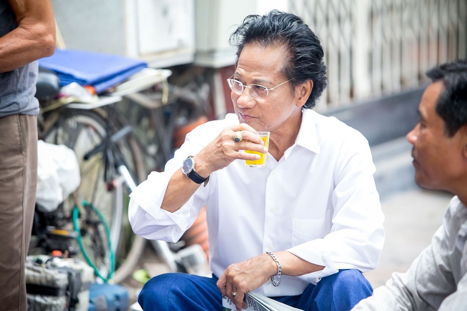 “Ông trùm” Phan Quân bàn về nhạc vàng, danh ca Chế Linh trà đá vỉa hè sáng sớm - 5 Ông ngồi trà đá với những người dân Hà Nội.