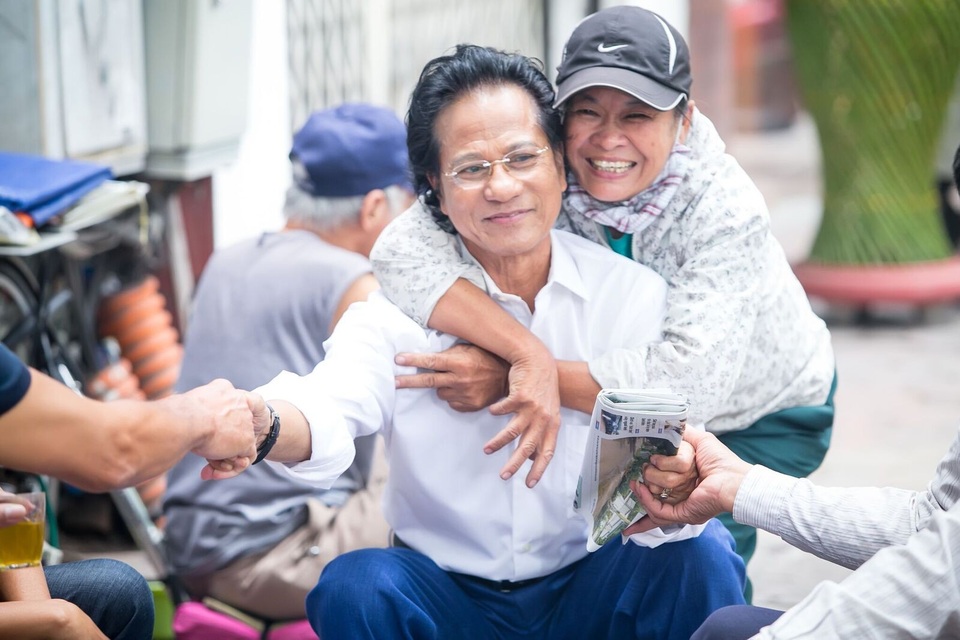 “Ông trùm” Phan Quân bàn về nhạc vàng, danh ca Chế Linh trà đá vỉa hè sáng sớm - 7 Một fan hâm mộ nhìn thấy thần tượng liền ôm chầm lấy ông.