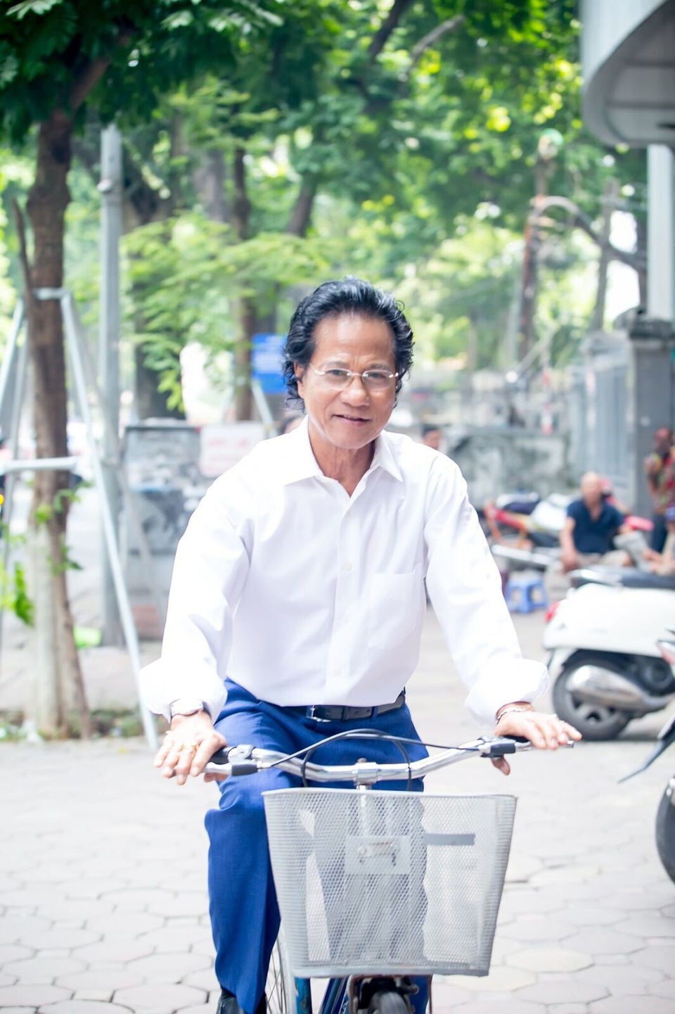 “Ông trùm” Phan Quân bàn về nhạc vàng, danh ca Chế Linh trà đá vỉa hè sáng sớm - 4 Sau khi gặp gỡ NSND Hoàng Dũng, danh ca Chế Linh đạp xe đạp đi ra phố.