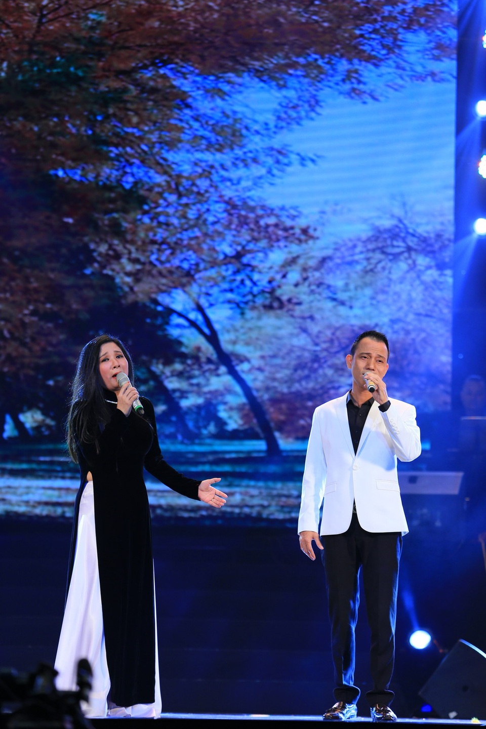 NSƯT Hoài Linh bất ngờ khoe giọng hát rất “tình” trong liveshow Hồ Quang 8 - 5
Vợ chồng Thanh Thanh Hiền - Chế Phong