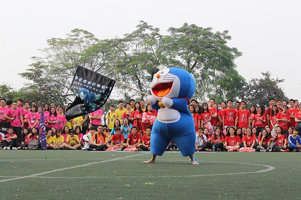 Nữ sinh Chu Văn An thi tài đá bóng máu lửa - 5
Chú mèo máy Doraemon xuất hiện giữa sân của cuộc thi nhảy cổ động