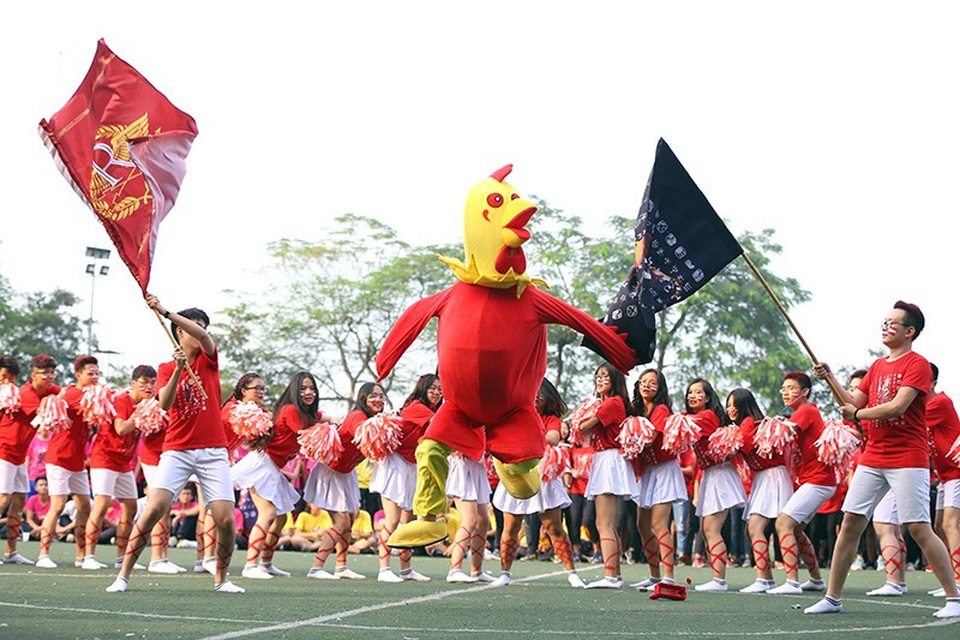 Nữ sinh Chu Văn An thi tài đá bóng máu lửa - 8
Linh vật “Gà trống choai” của nhóm thi nhà R thể hiện những bước nhảy đầy năng lượng