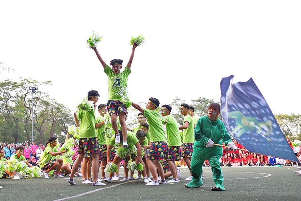 Nữ sinh Chu Văn An thi tài đá bóng máu lửa - 9
Những chàng trai đại diện cho nhà A diện quần sooc hoa quả đầy tinh nghịch và trình diễn màn vũ đạo sôi động