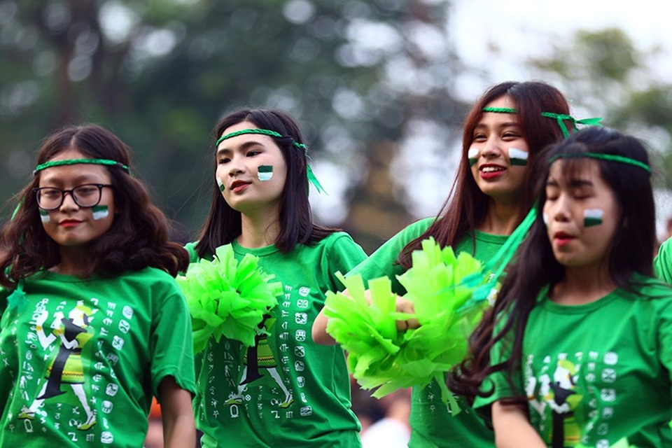 Nữ sinh Chu Văn An thi tài đá bóng máu lửa - 10
Những bóng hồng xinh đẹp của đội thi nhóm nhà I