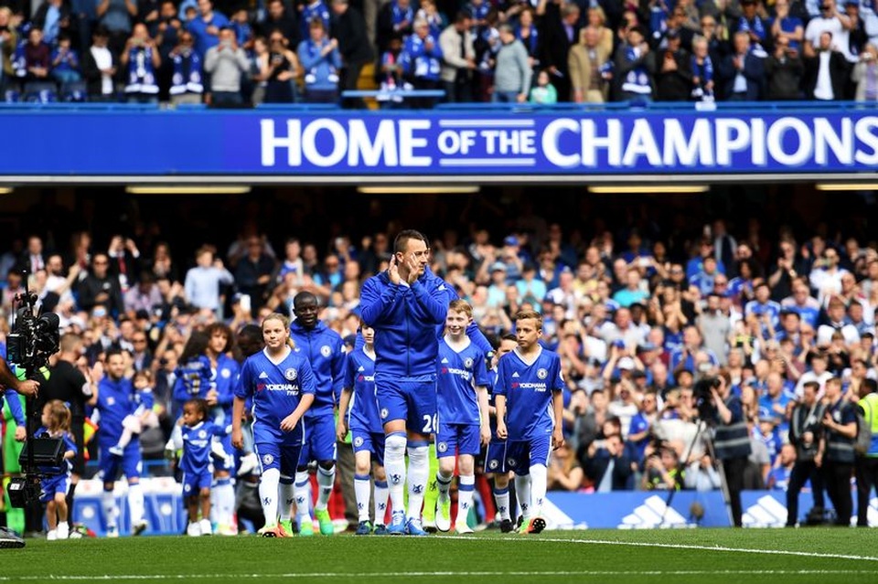 Màn nhận cúp vô địch Premier League rực rỡ của Chelsea - 2
Terry dẫn đầu đội hình Chelsea tới nhận huy chương và cúp vô địch. Đây cũng là đấu cuối cùng của Terry cho Chelsea
