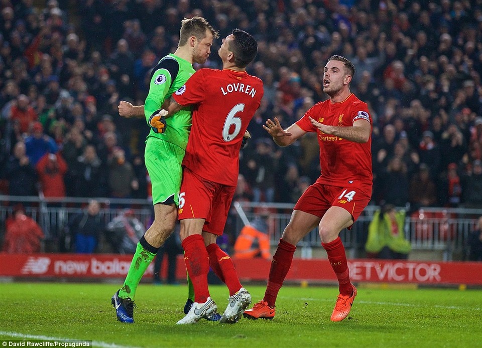 Costa đá hỏng phạt đền, Chelsea hòa Liverpool - 1
Mignolet (trái) từ tội đồ thành người hùng của Liverpool