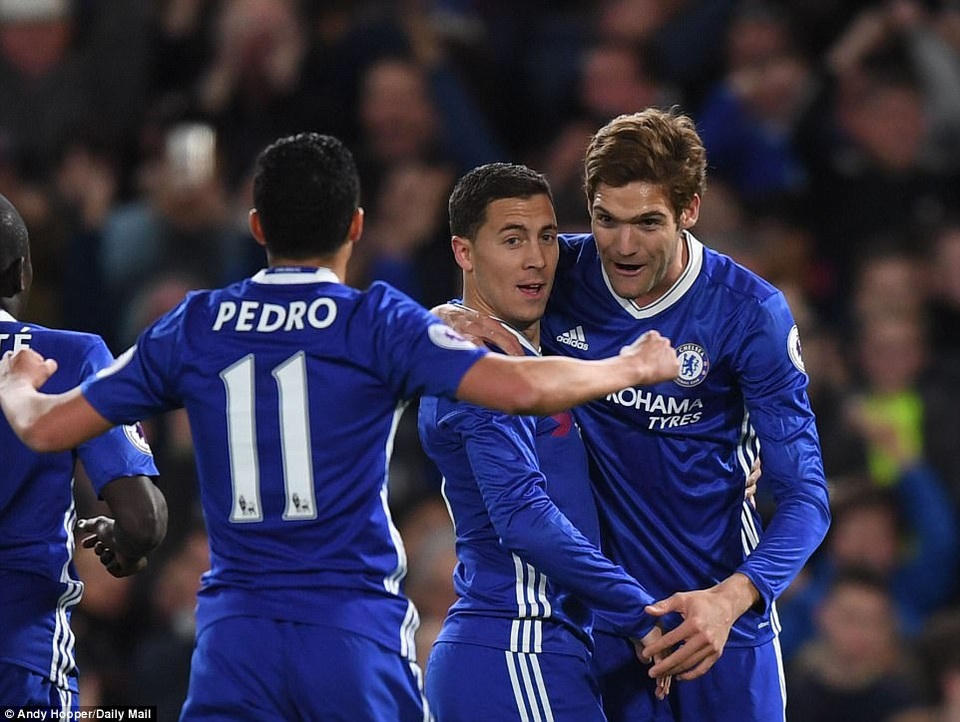 Hazard lập cú đúp, Chelsea hạ gục Man City - 1
Hazard (giữa) ăn mừng cùng các đồng đội sau khi ghi bàn