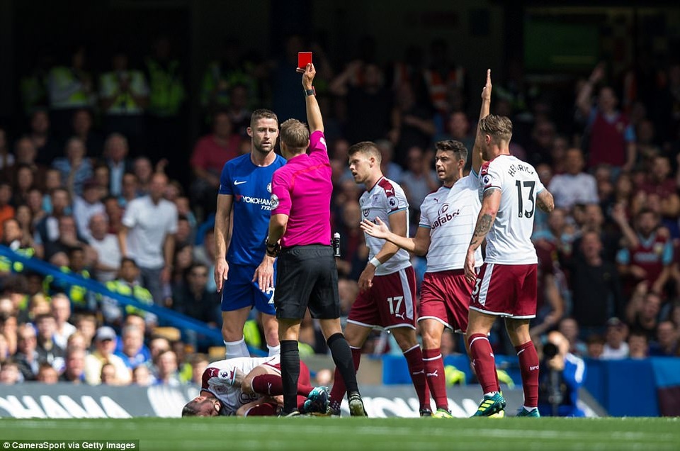 Chelsea thua Burnley: Ghế của Conte đã nóng - 1
Cahill nhận thẻ đỏ ở phút 14