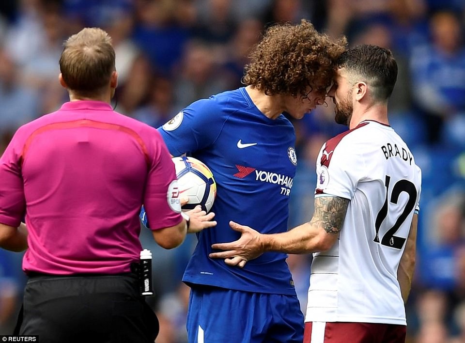 Chelsea thua Burnley: Ghế của Conte đã nóng - 2
Luiz (giữa) gây sự với Brady (phải), may cho anh đối thủ đã không ăn vạ