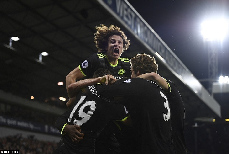 Niềm hạnh phúc vỡ òa của Chelsea sau khi vô địch Premier League - 2 Khoảnh khắc vỡ òa của David Luiz cùng các đồng đội
