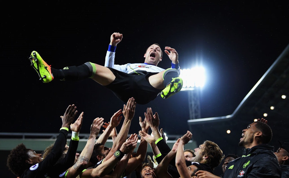 Niềm hạnh phúc vỡ òa của Chelsea sau khi vô địch Premier League - 6 Và đội trưởng Terry cũng có vinh dự này