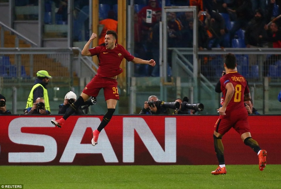 Nhìn lại 90 phút câm lặng của Chelsea trước Roma - 4
El Shaarawy ăn mừng sau khi mở tỉ số ở phút đầu tiên