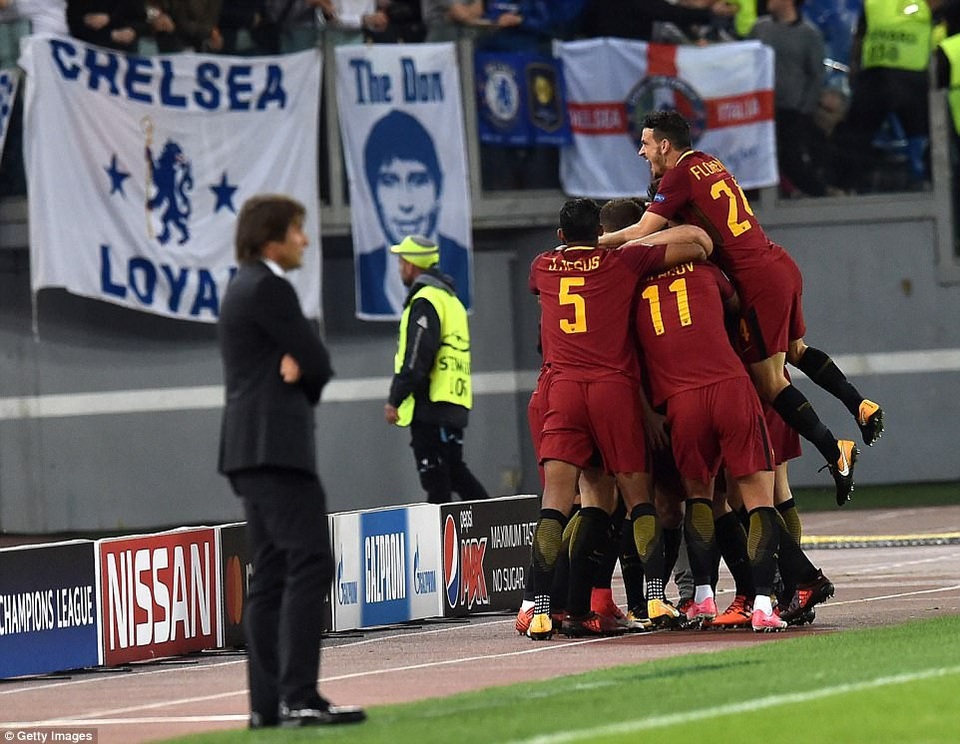 Nhìn lại 90 phút câm lặng của Chelsea trước Roma - 5
Conte (trái) buồn bã khi phải nhìn cầu thủ đối phương ăn mừng sau khi ghi bàn