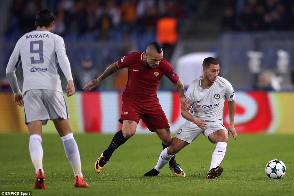Nhìn lại 90 phút câm lặng của Chelsea trước Roma - 6
Nainggolan (giữa) tranh bóng với Hazard (phải)