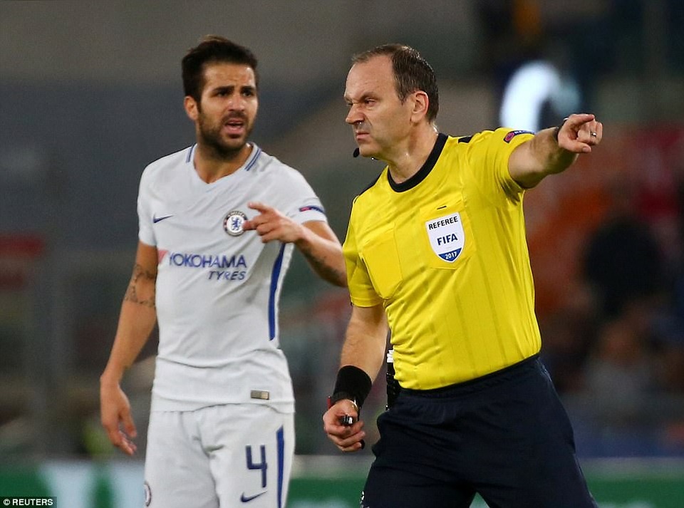 Nhìn lại 90 phút câm lặng của Chelsea trước Roma - 10
Trọng tài chính Jonas Eriksson điều khiển trận đấu giữa Roma và Chelsea