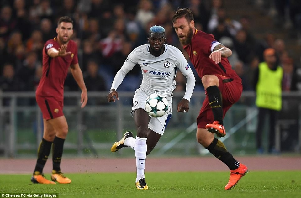 Nhìn lại 90 phút câm lặng của Chelsea trước Roma - 12
Tiemoue Bakayoko (trái) tranh bóng với Daniele De Rossi, một cuộc chiến giữa hai cầu thủ thi đấu ở vị trí trung tâm