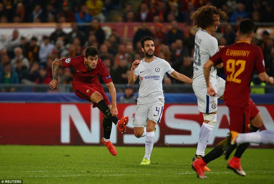 Nhìn lại 90 phút câm lặng của Chelsea trước Roma - 13
Perotti (trái) đi bóng mạnh mẽ rồi dứt điểm gọn gàng hạ gục Courtois ở phút 64