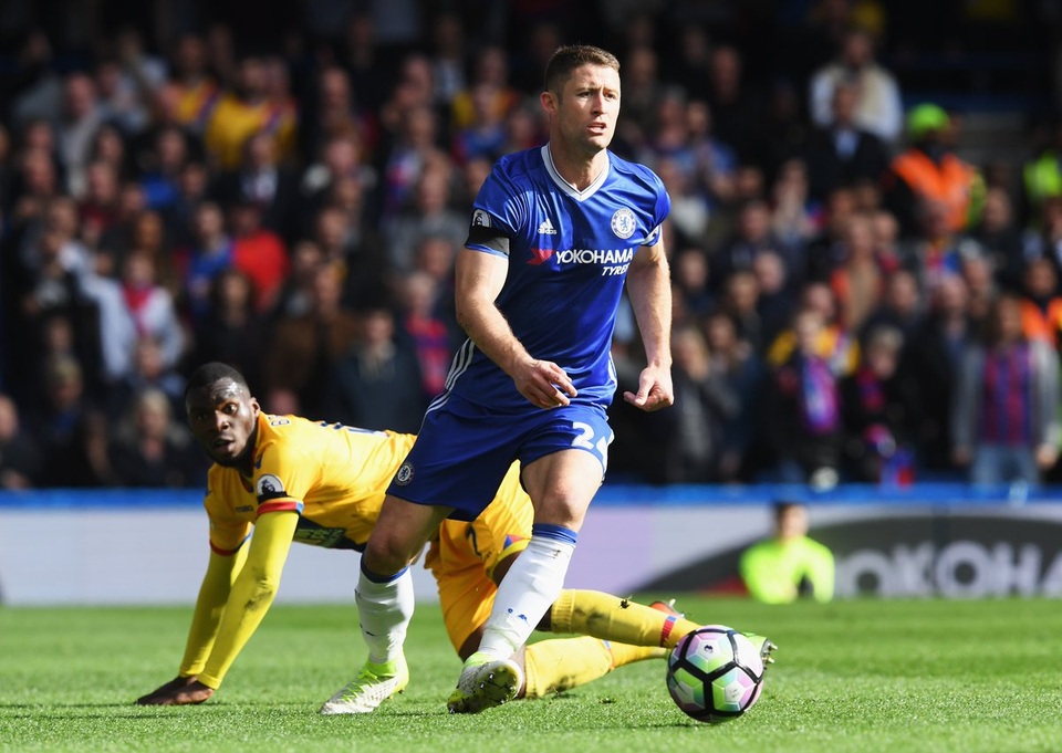 Chelsea - Man City: Đại chiến màu xanh - 3 
Cahill đoạt bóng của Benkete trong trận Chelsea thua Crystal Palace cuối tuần qua