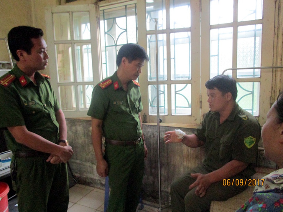 Can ngăn, hai công an viên bị chém - 1
Lãnh đạo công an huyện đã tổ chức thăm hỏi hai công an viên bị đối tượng chém.