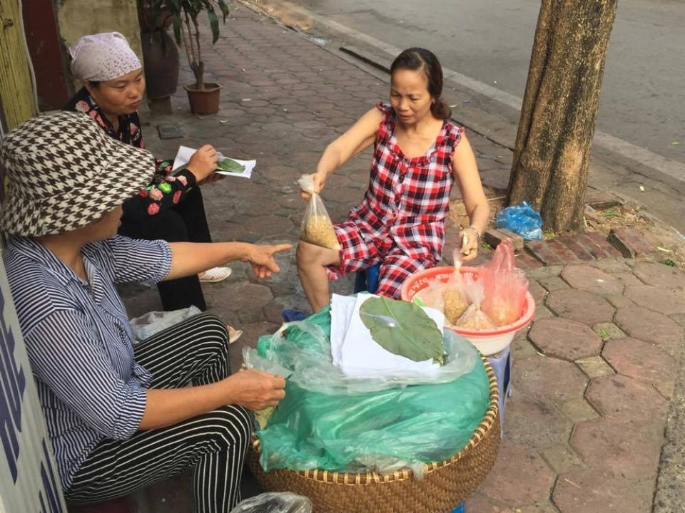 Khu chợ nào cũng có người bán rượu nếp vào hôm nay.