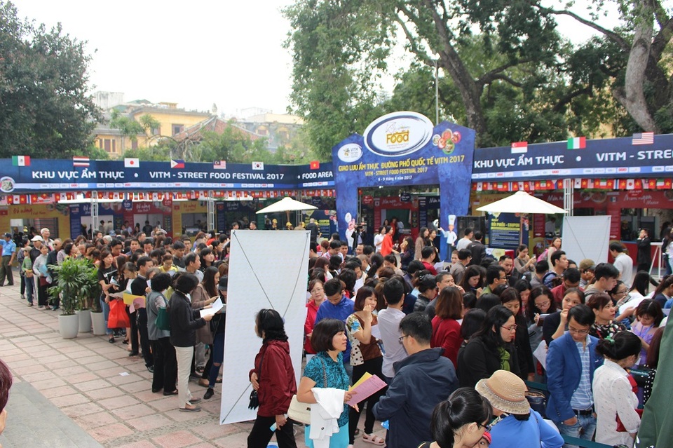 Bước vào cổng hội chợ, không khó để bắt gặp cảnh nhiều tập trung trước các gian hàng để “săn” vé máy bay giá rẻ. Nhiều người đến xếp hàng từ khá sớm và phải chờ đợi trong khoảng thời gian dài. Tuy đã về trưa nhưng dòng người vẫn dài dằng dặc và chưa có dấu hiệu giảm “nhiệt”.