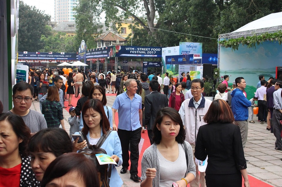 Hội chợ Du lịch cũng thu hút sự quan tâm của nhiều người nước ngoài. Năm nay, với điểm nhấn là liên hoan ẩm thực đường phố với sự góp mặt của nhiều đầu bếp nổi tiếng đến đến từ nhiều quốc gia, ban tổ chức mong muốn đây là cơ hội để Việt Nam học hỏi kinh nghiệm của bạn bè quốc tế.