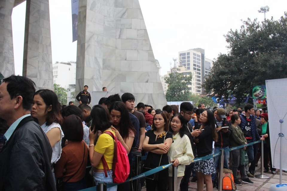 Cô Dung (Hà Nội) cho biết, cô và một người bạn đã phải xếp hàng từ 7 giờ sáng nhưng sau 2 tiếng vẫn chưa được vào gian hàng để mua vé. Một vài người khác tỏ rõ sự lo lắng khi chậm chân, không được nhận tờ phiếu điền thông tin.