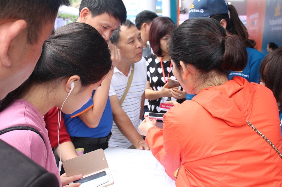 Nhiều người tranh thủ chụp lại thông tin, giá vé máy bay quốc tế và nội địa để “nghiên cứu” trong lúc chờ đợi.