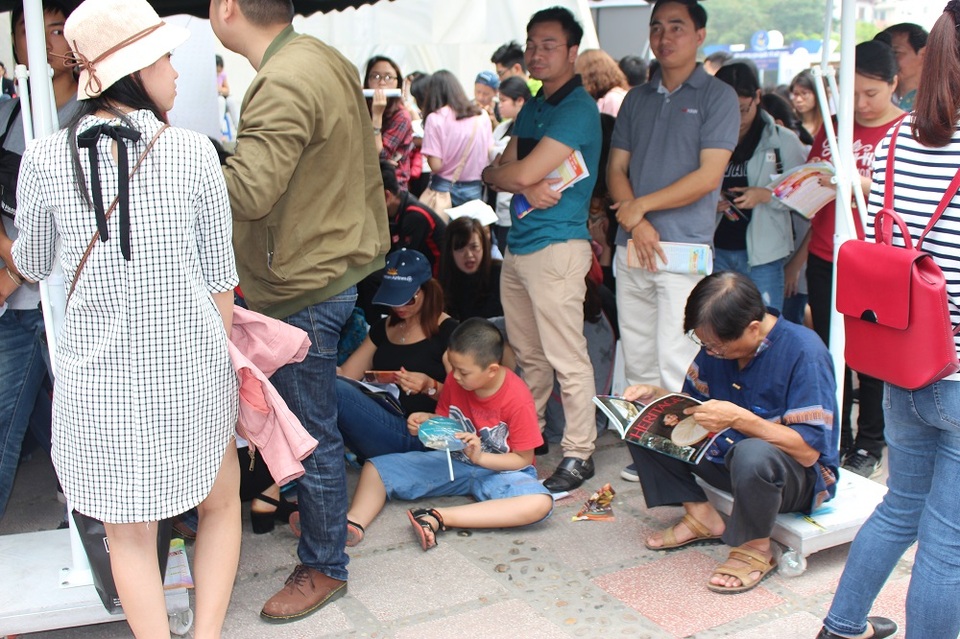 Cả người lớn, trẻ con và người già đều mệt mỏi khi phải chờ đợi quá lâu nên đã không ngần ngại ngồi bệt xuống đất. Trong gian hàng, nhân viên cũng làm việc không ngừng tay.