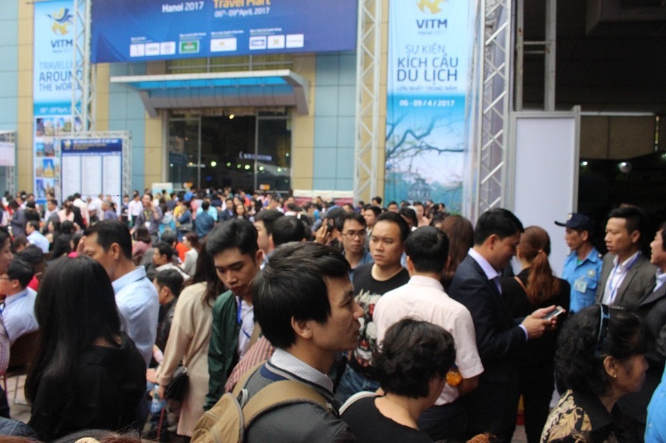 Các lối đi luôn chật cứng người.