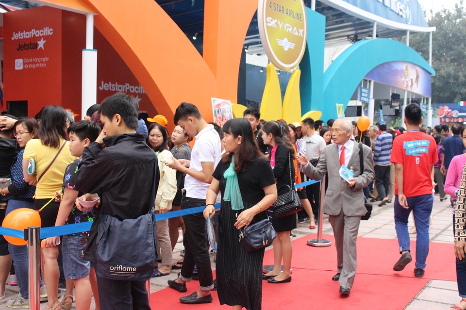 Gian hàng của các doanh nghiệp với nhiều khuyến mãi hấp dẫn nhận được sự quan tâm của rất nhiều khách hàng.