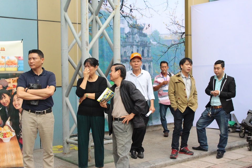 Vào thời điểm các gian hàng chưa mở cửa, nhiều người sẵn sàng kiên nhẫn đứng ngoài chờ đợi. Hội chợ Du lịch Quốc tế Việt Nam 2017 được xem là sự kiện du lịch lớn và được mong chờ nhất trong năm.