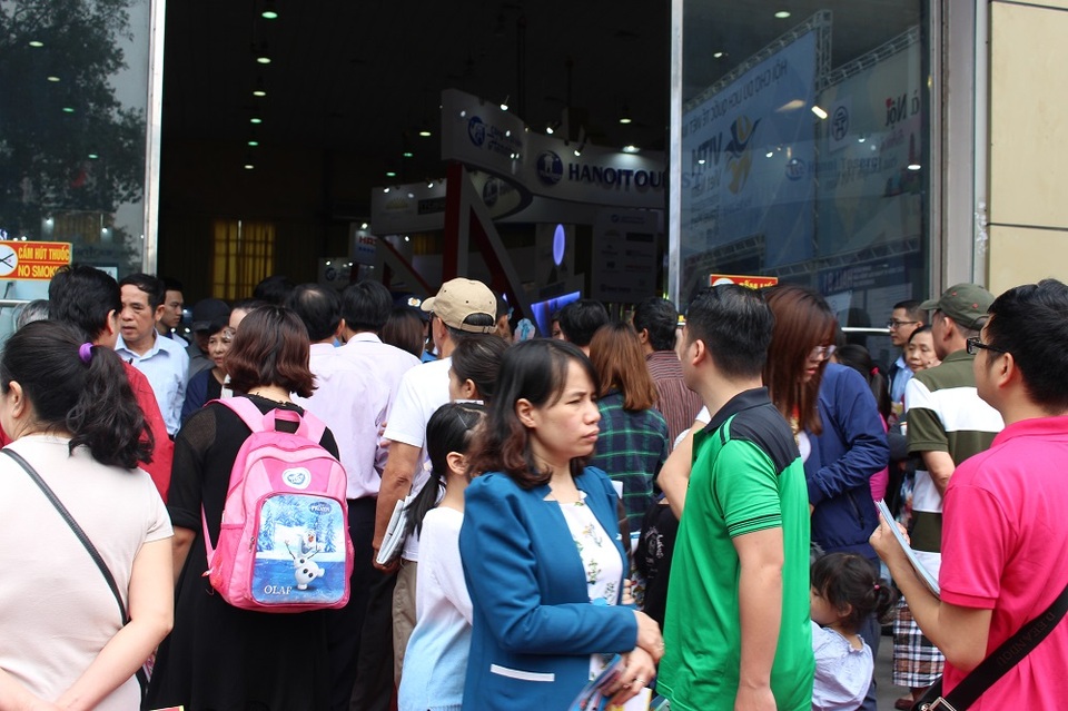 Ngay trong ngày đầu khai mạc đã có hàng nghìn người đến tham quan và mua tour.