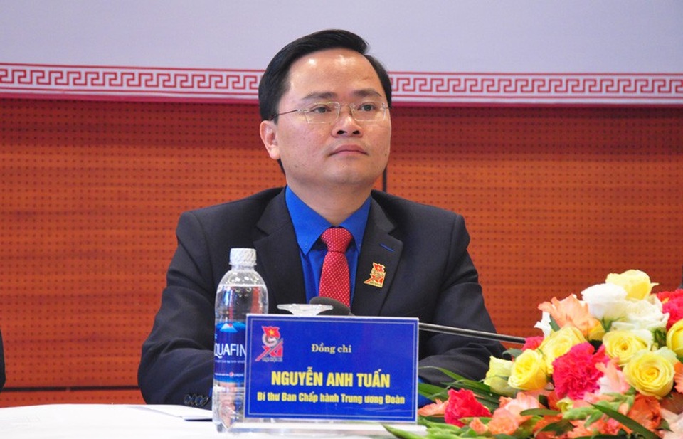 "Thông tin tặng chén ngọc cho đại biểu Đại hội Đoàn là không chính xác" - 1
Bí thư TW Đoàn Nguyễn Anh Tuấn khẳng định các ấn phẩm, quà tặng cho đại biểu ĐH Đoàn toàn quốc XI đều sử dụng từ nguồn vốn xã hội hóa, không dùng một đồng của ngân sách nhà nước.