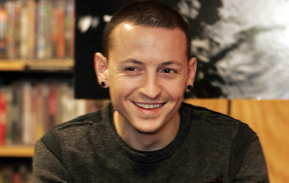 Chester Bennington luôn phải chống chọi với sự cô đơn và chứng trầm cảm - 4
Nam ca sĩ của Linkin Park ra đi vào ngày 20/7/2017 ở tuổi 41.