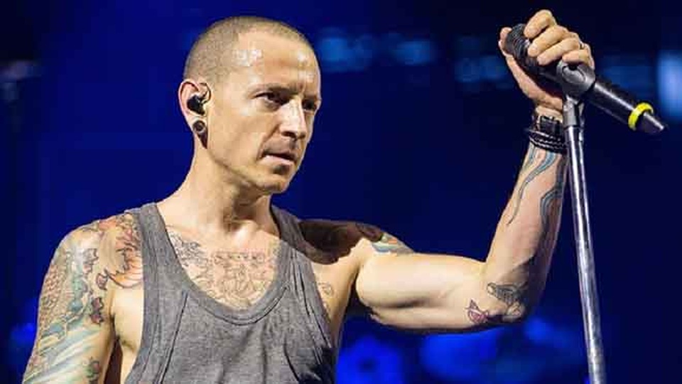 Chester Bennington luôn phải chống chọi với sự cô đơn và chứng trầm cảm - 2
11 tuổi, Chester đã tìm tới ma túy và rượu để giải quyết nỗi sợ và sự tuyệt vọng.