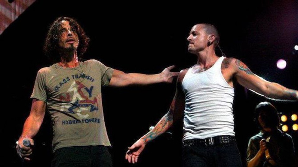 Sao và fan “rúng động” vì sự ra đi của Chester Bennington - 13
Chester tự vẫn vào đúng ngày sinh nhật của người bạn quá cố, Chris Cornell.