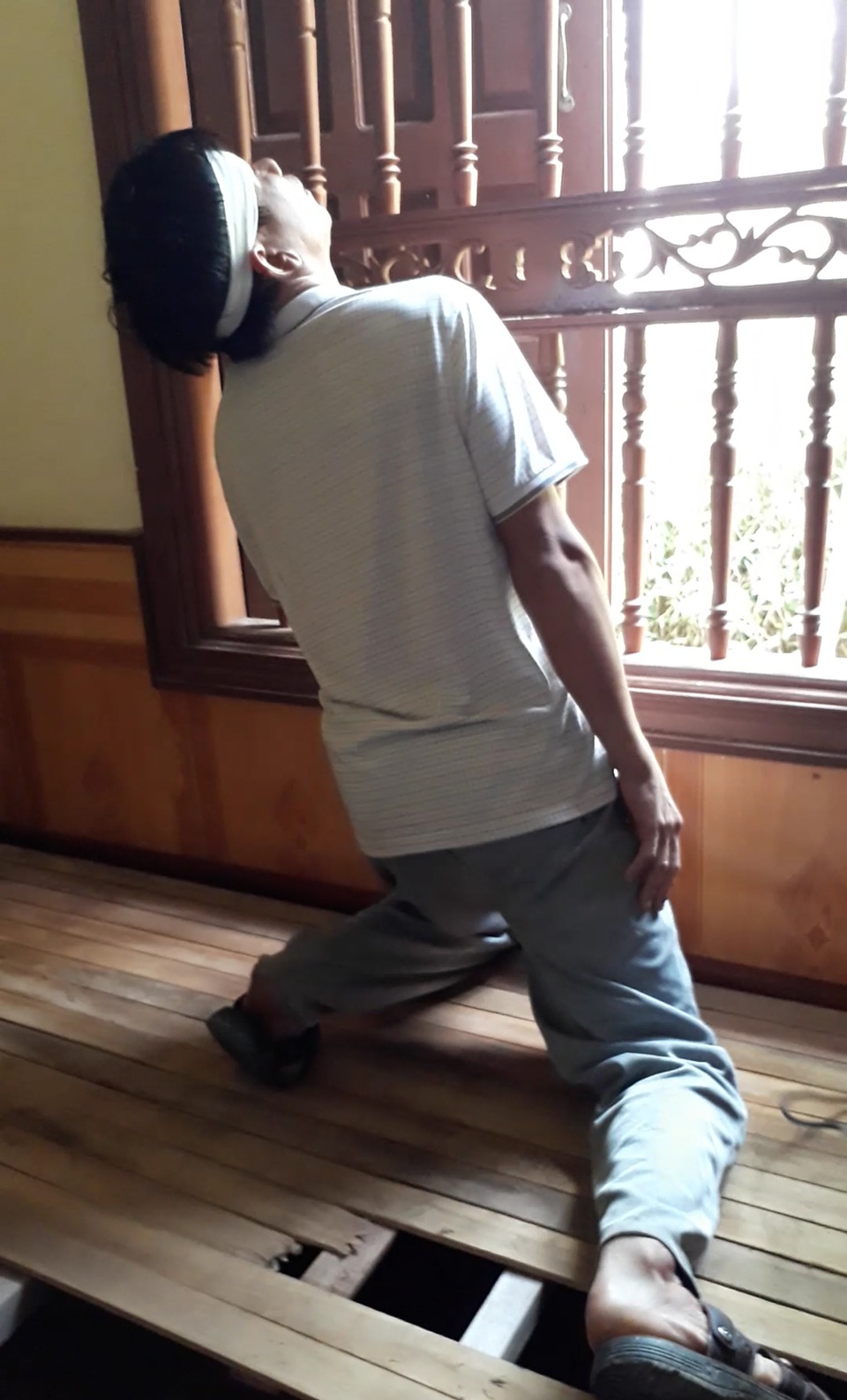 Đề nghị làm rõ uẩn khúc cái chết của cô giáo treo cổ trong phòng ngủ - 4 Người nhà chị Bình thuật lại khi phát hiện chị treo cổ trong phòng ở tư thế chân vẫn trên giường.