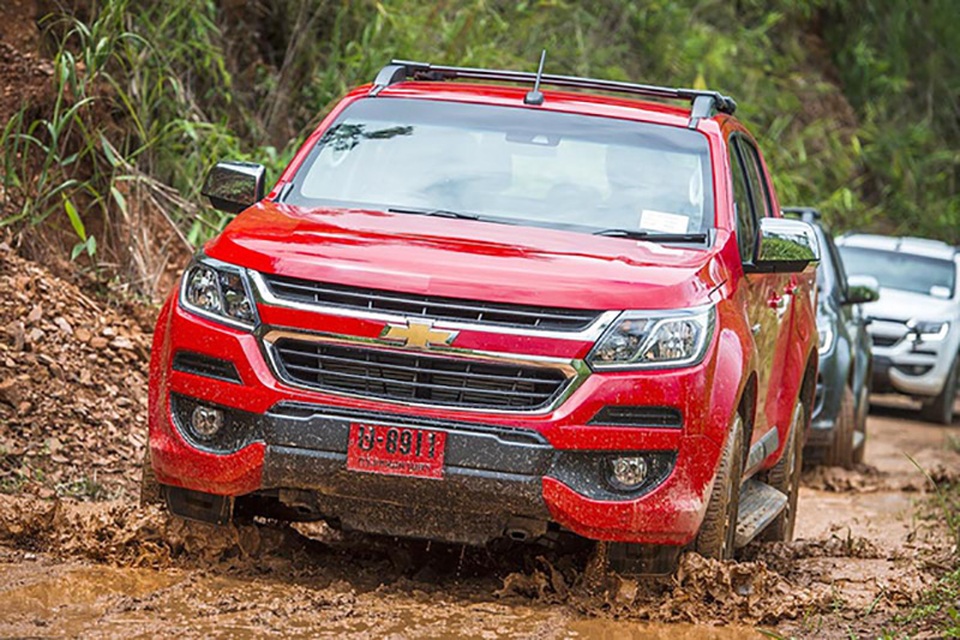 Những kinh nghiệm đi đường an toàn trong dịp Tết - 5 Giữ khoảng cách: Hãy cho bản thân đủ thời gian để phản ứng với những tình huống giao thông bằng cách giữ khoảng cách với xe phía trước và hãy đi đúng làn đường của mình. Chức năng cảnh báo chệch làn đường có thể trợ giúp thêm cho bạn.