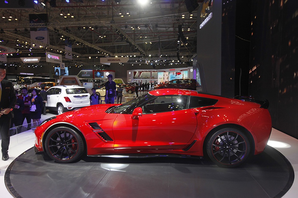 "Sao lạ" Chevrolet Corvette Grand Sport tại VMS 2017 - 6 Chiếc xe này sử dụng bộ lốp Michelin Pilot Super Sport với kích thước 285/30-19 cho bánh trước và 335/25-20 ở phía sau.