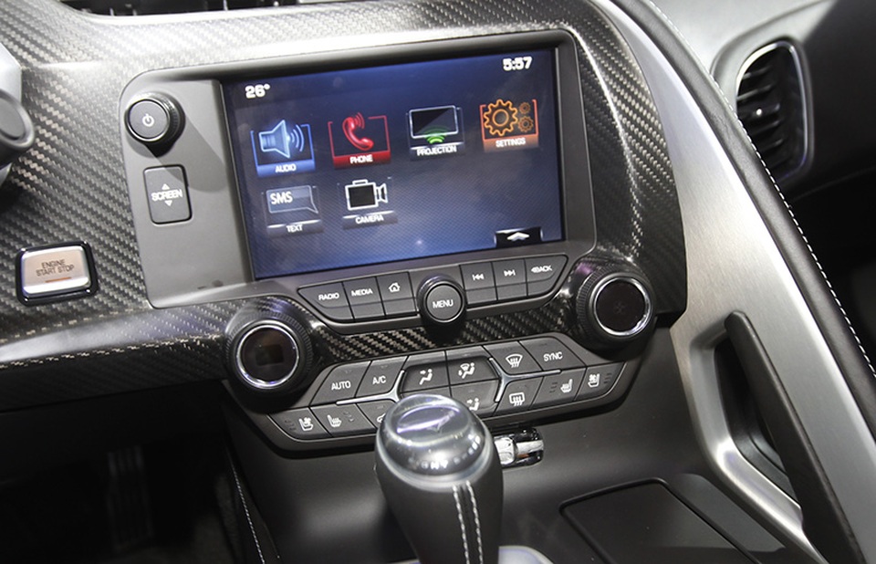 "Sao lạ" Chevrolet Corvette Grand Sport tại VMS 2017 - 13
Phía sau màn hình 8 inch của hệ thống đa phương tiện My Link này là một hộc cất đồ khá riêng tư với nút bấm để trượt màn hình xuống.