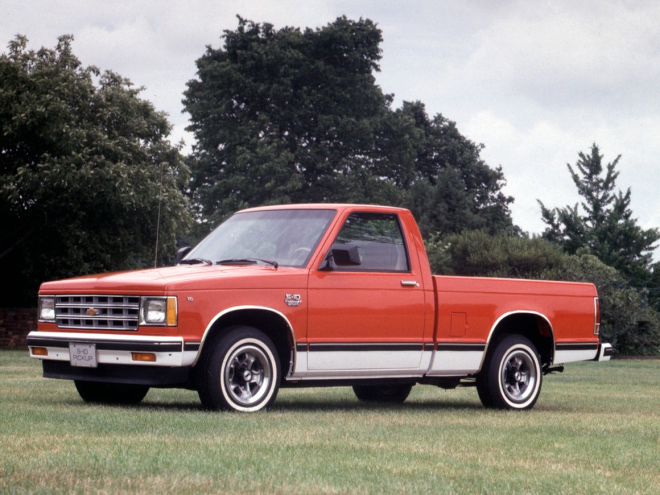 Chevrolet S10 (1982) là mẫu xe bán tải cỡ nhỏ đầu tiên của Chevrolet và là dòng sản phẩm thay thế cho bán tải C/K cỡ lớn. Chiếc xe mang đến cho người sở hữu hiệu suất nhiên liệu cao hơn và kích thước phù hợp hơn.